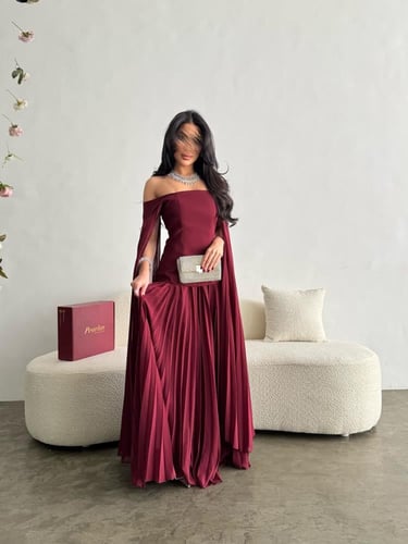 فستان برغندي كسرات واكمام طويله