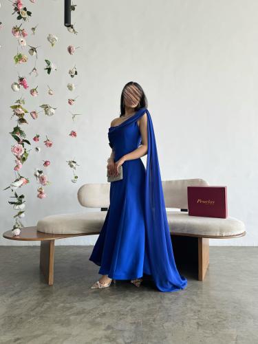 فستان سهرة ازرق بذيل من الكتف