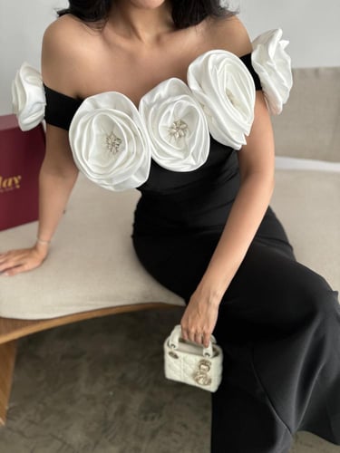 فستان اسود مزين بوردات بيضاء وكريستال