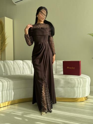 “فستان سهرة بني بأكمام شفافة مزين بستراس