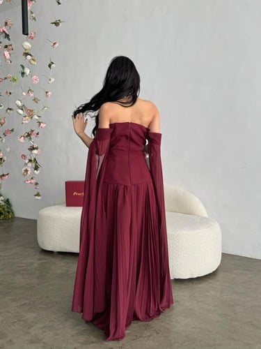 فستان برغندي كسرات واكمام طويله