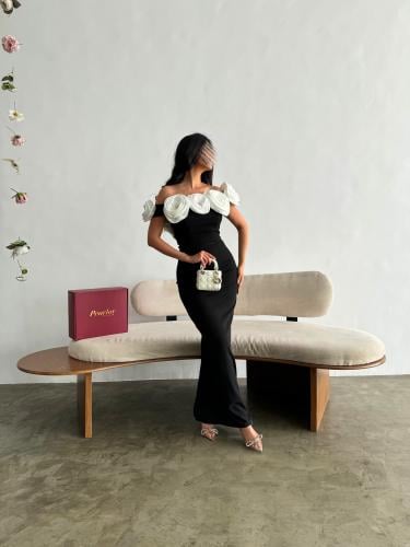 فستان اسود مزين بوردات بيضاء وكريستال