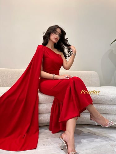 فستان احمر بكتف واحد