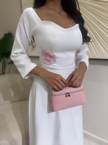 فستان أبيض بتطريز وردي على الخصر