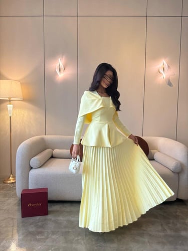 فستان بليسيه طويل بلون الزبدة