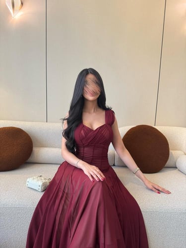 فستان بورغندي أنيق بقصة كورسيه وشيفون