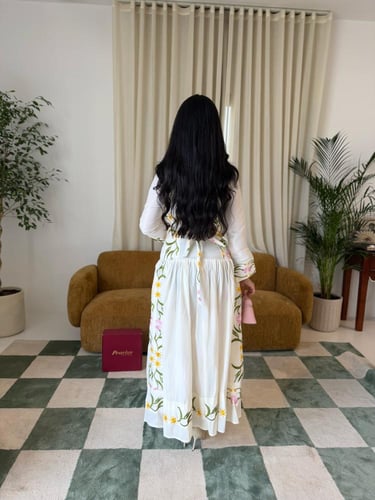 طقم نسمات الربيع المطرّز ابيض