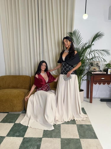 فستان أوف وايت بكورسيه أسود مرصّع