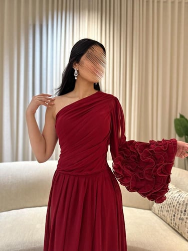 رونق الكرز – فستان السهرة الملكي بكتف واحد