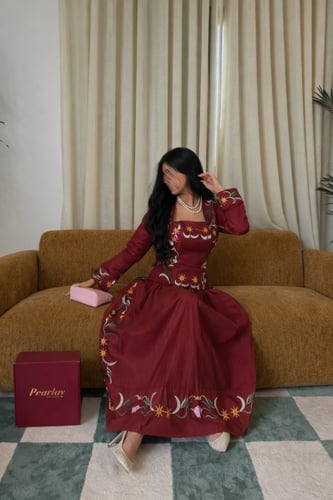 فستان نسمات الربيع المطرز عنابي