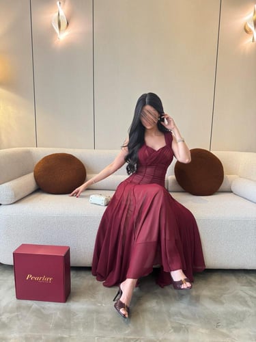 فستان بورغندي أنيق بقصة كورسيه وشيفون