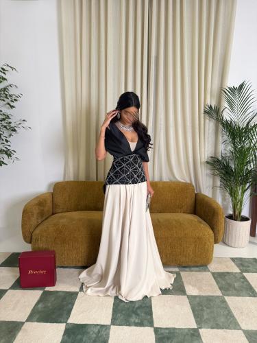 فستان أوف وايت بكورسيه أسود مرصّع