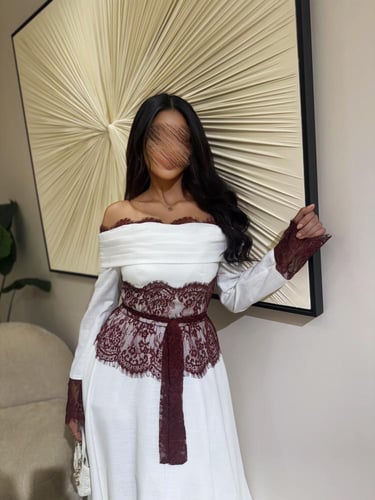 فستان أوف شولدر أبيض بتفاصيل دانتيل خمري