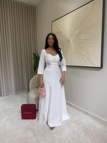 فستان أبيض بتطريز وردي على الخصر