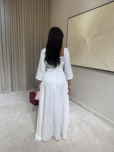 فستان أبيض بتطريز وردي على الخصر