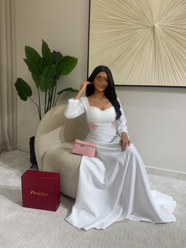 فستان أبيض بتطريز وردي على الخصر