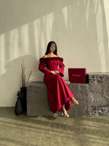 فستان احمر بورود واكمام وطويله