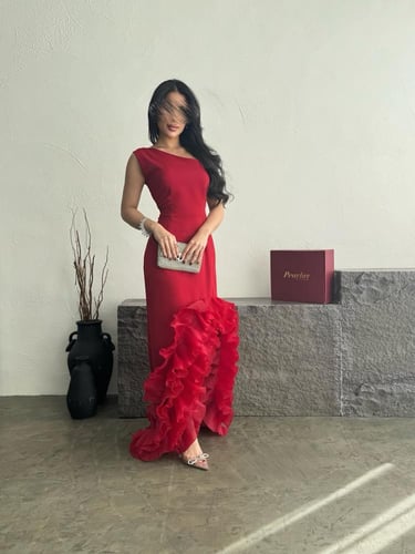 فستان احمر بكتف واحد وفتحه بالساق