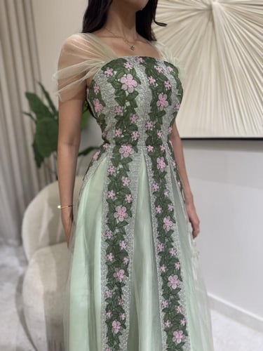 فستان تول مينتي مطرّز بزهور وردية