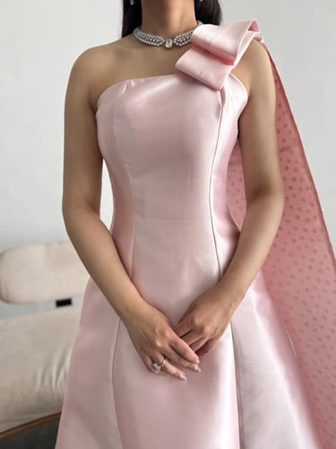 فستان سهره وردي بذيل على الكتف