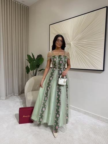 فستان تول مينتي مطرّز بزهور وردية