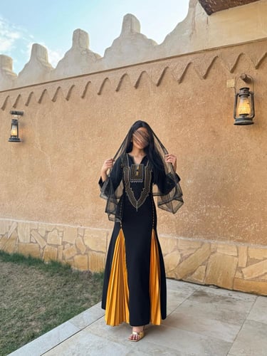 جلابية التأسيس اسود مع كسرات اصفر