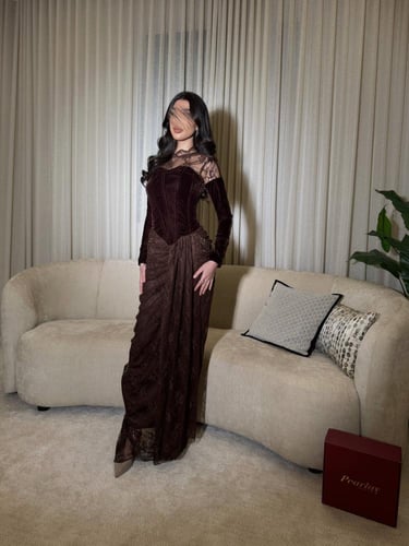 فستان الدانتيل البني المخملي
