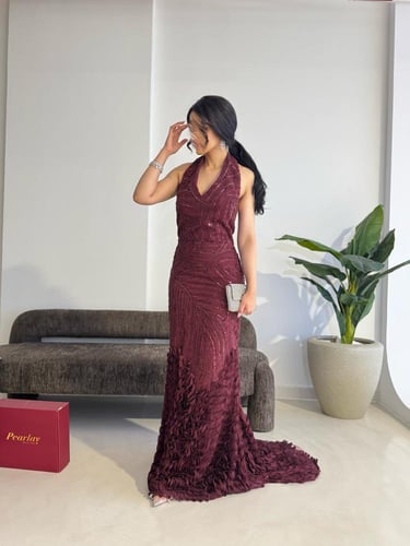 فستان السحر الخمري