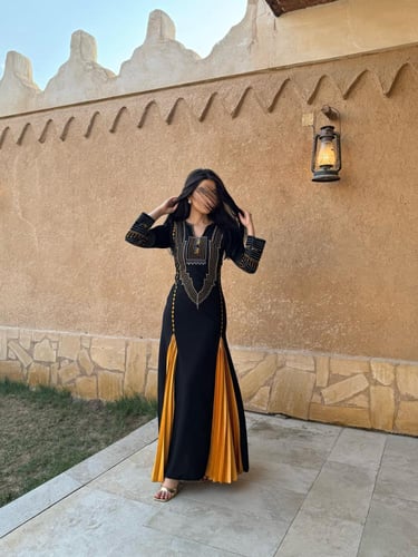 جلابية التأسيس اسود مع كسرات اصفر