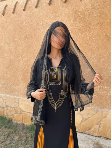 جلابية التأسيس اسود مع كسرات اصفر