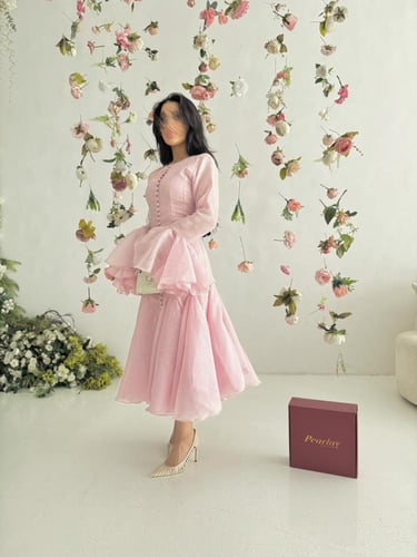 فستان اورجينزا وردي بأكمام كشكش