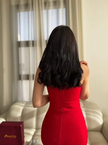 فستان احمر طويل بكريستان بالصدر