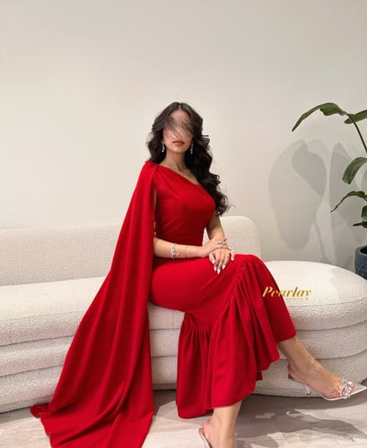 فستان احمر بكتف واحد