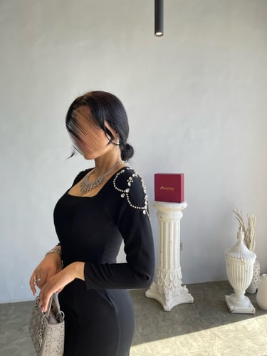 فستان أسود باكمام طويله مرصعه بكريستال