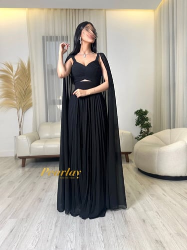فستان اسود طويل باكمام مفتوحه