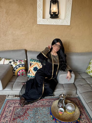 جلابية “مجد التأسيس” المخملية الذهبية
