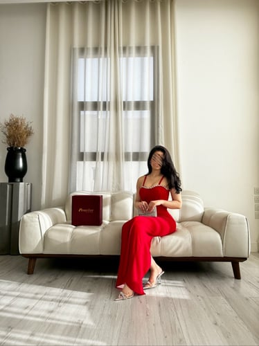 فستان احمر طويل بكريستان بالصدر