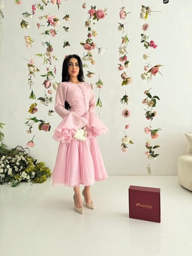 فستان اورجينزا وردي بأكمام كشكش