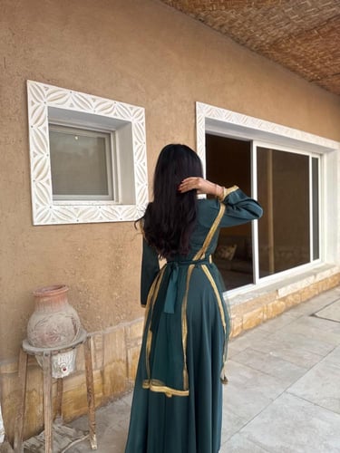 جلابية التأسيس الملكية – اخضر مطرّز بالذهبي