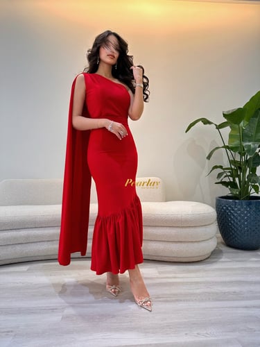 فستان احمر بكتف واحد