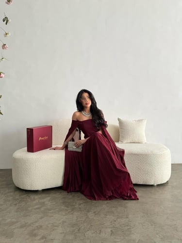 فستان برغندي كسرات واكمام طويله