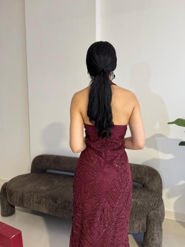 فستان السحر الخمري