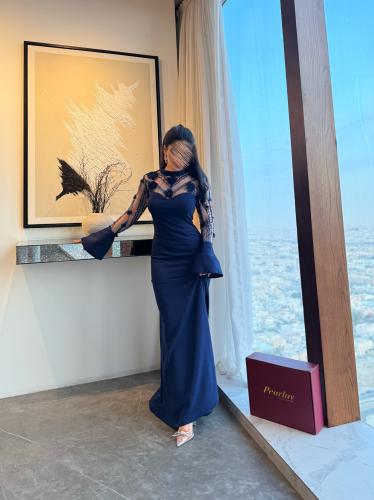 فستان كحلي مورد أكمام وذيل