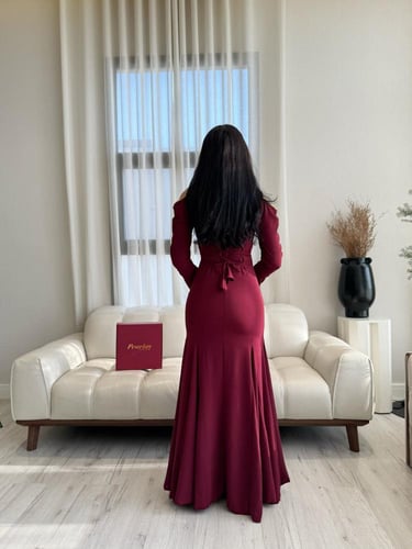 فستان عنابي بربطات
