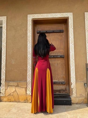 جلابية يوم التأسيس عنابي كسرات اصفر .