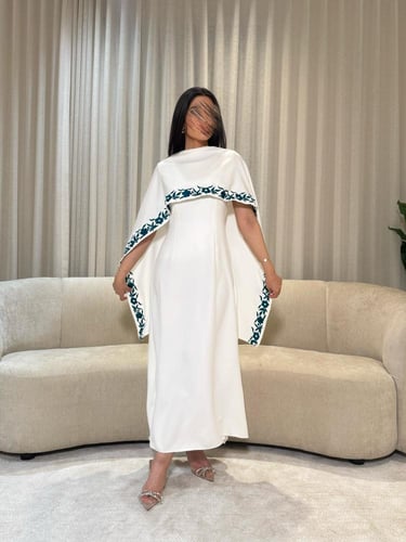 فستان ابيض وتطريز ازرق