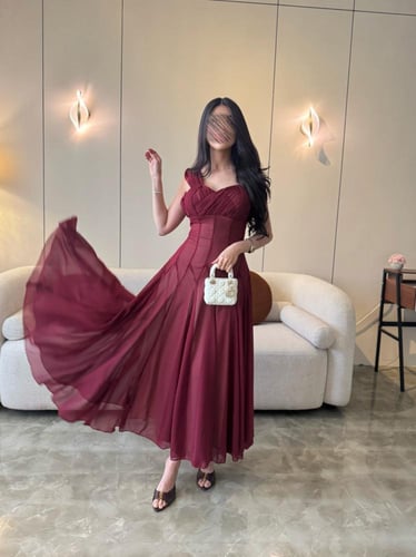 فستان بورغندي أنيق بقصة كورسيه وشيفون