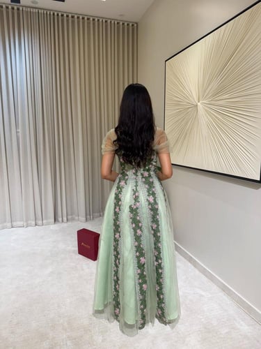 فستان تول مينتي مطرّز بزهور وردية