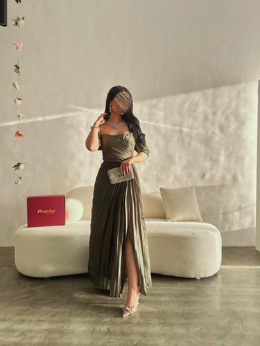 “فستان إليانا الزيتي الملكي”