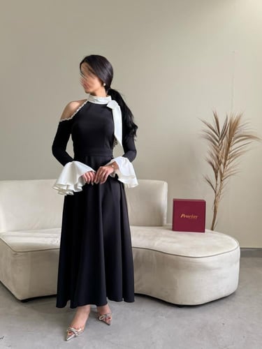 فستان اسود فيونكه ابيض